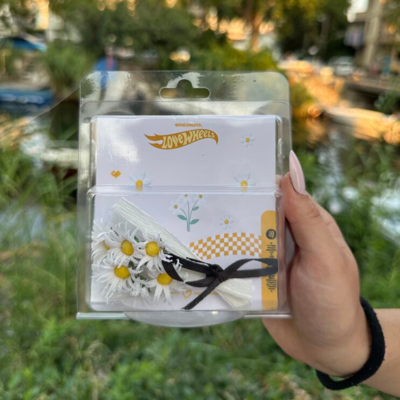 Personalized Mirrored LoveWheels Daisy Bouquet